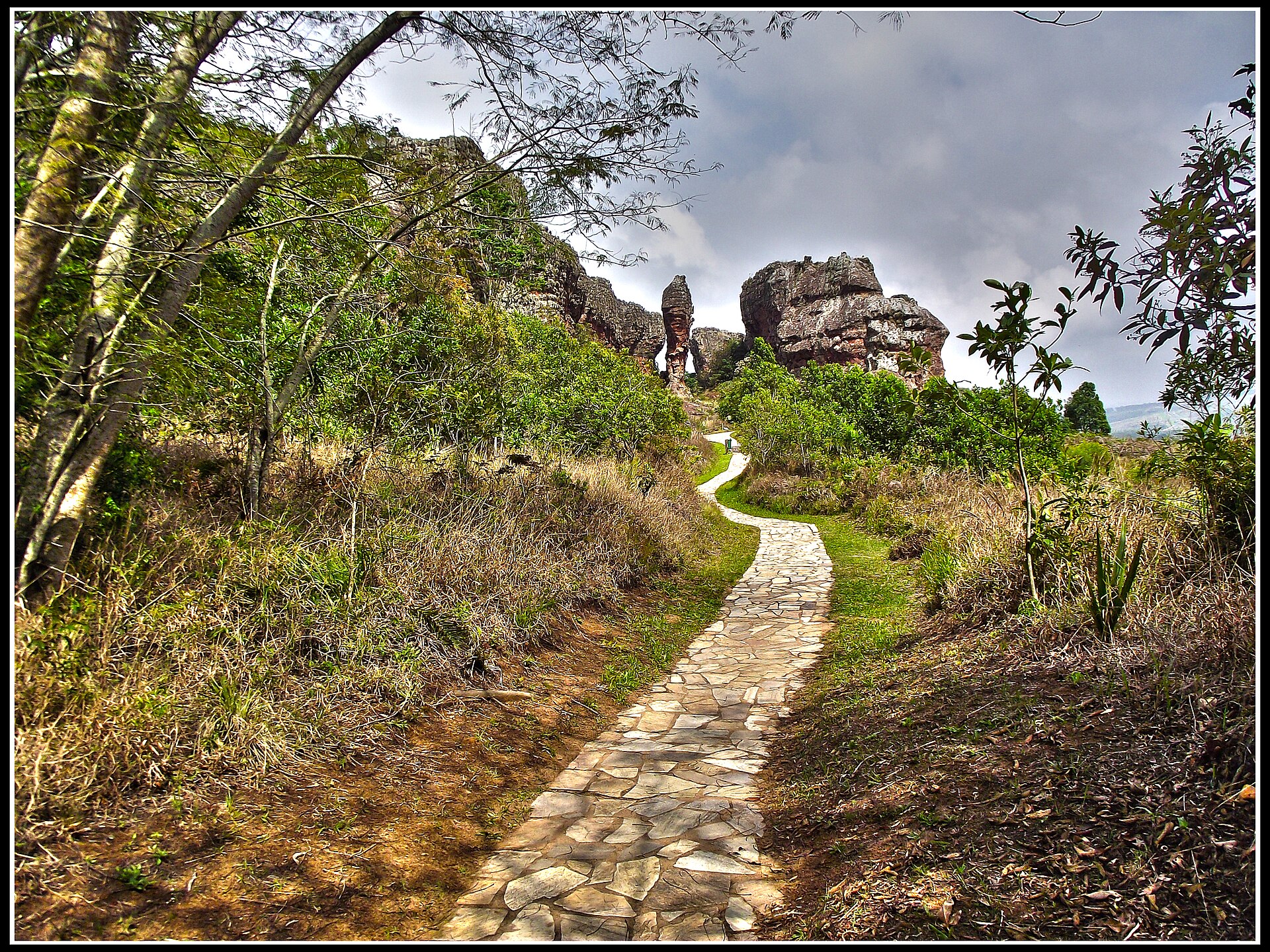 Trilha de pedra entre formações rochosas